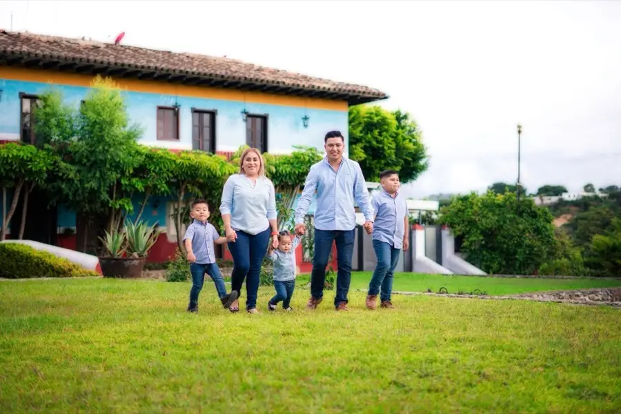 Familia hispana con su casa