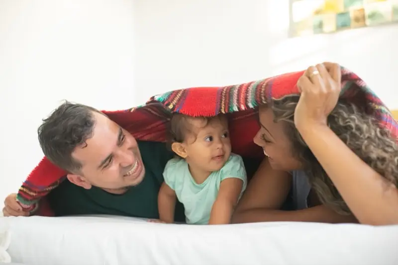 Familia hispana conversando en la cocina sobre planificación financiera