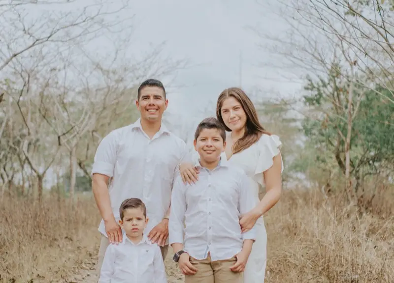 Familia disfrutando tiempo juntos al aire libre