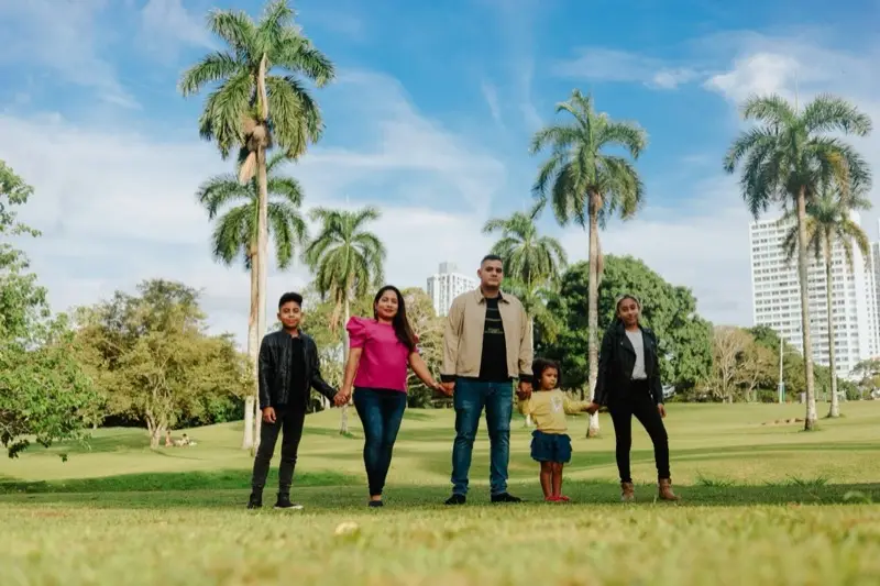 Familia disfrutando de un día en el parque